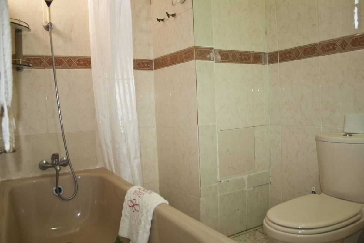 deluxe double room, pool view | bathroom | free toiletries, towels