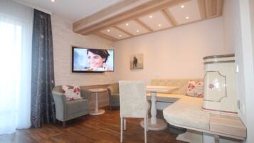 Suite | Living area | 100-cm flat-screen TV with cable channels, TV