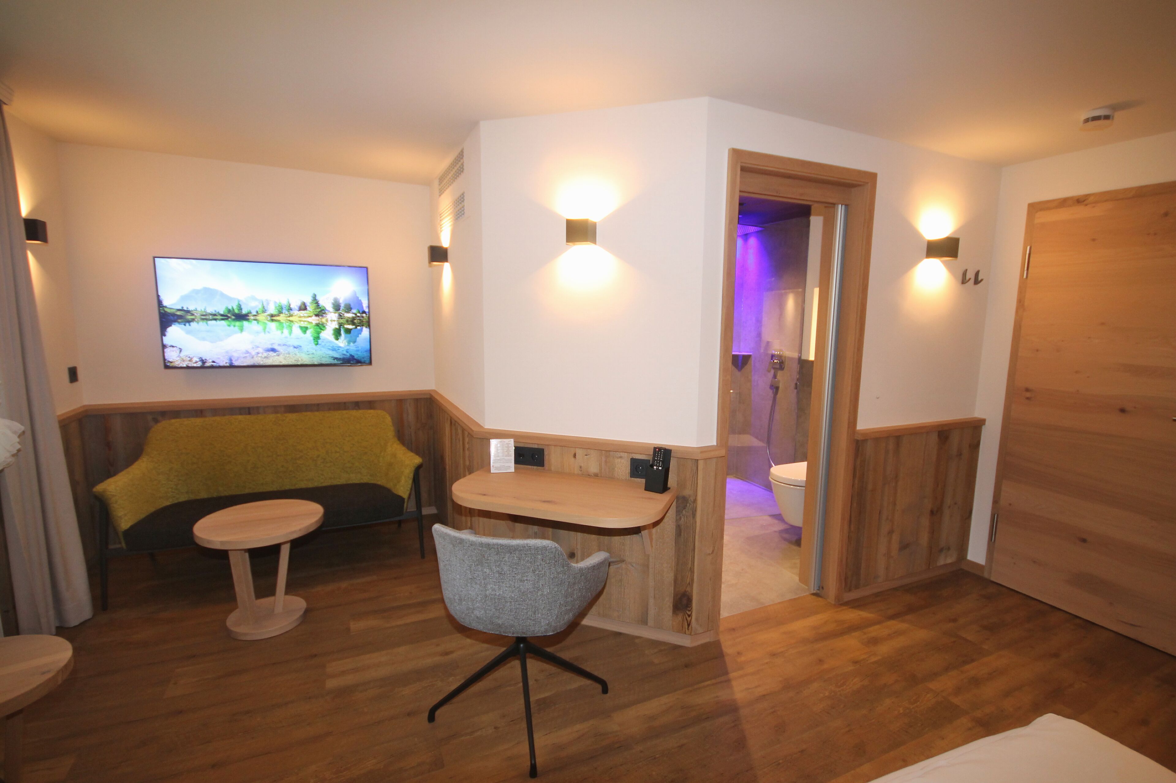 double room (alpin) | living area | 100-cm flat-screen tv with cable channels, tv