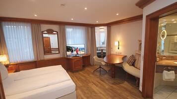 1 dormitorio, minibar, caja fuerte y escritorio