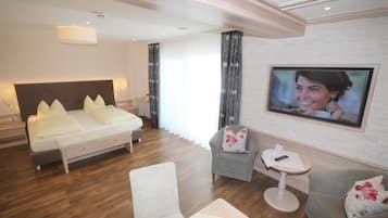 Suite | Area soggiorno | TV a schermo piatto 100 cm con canali via cavo, TV