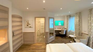 Comfort Double Room | Minibar, in-room safe, desk, soundproofing