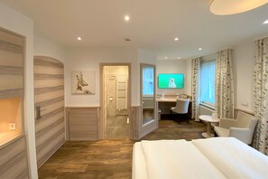 Minibar, in-room safe, desk, soundproofing - Genuss - und Wellnesshotel Bercher (Waldshut-Tiengen)