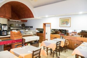 Breakfast, lunch and dinner served  - Primavera Hotel (Mestre)