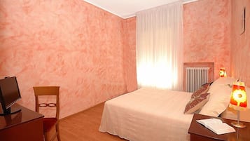 Escritorio, cunas gratuitas, wifi gratis y ropa de cama