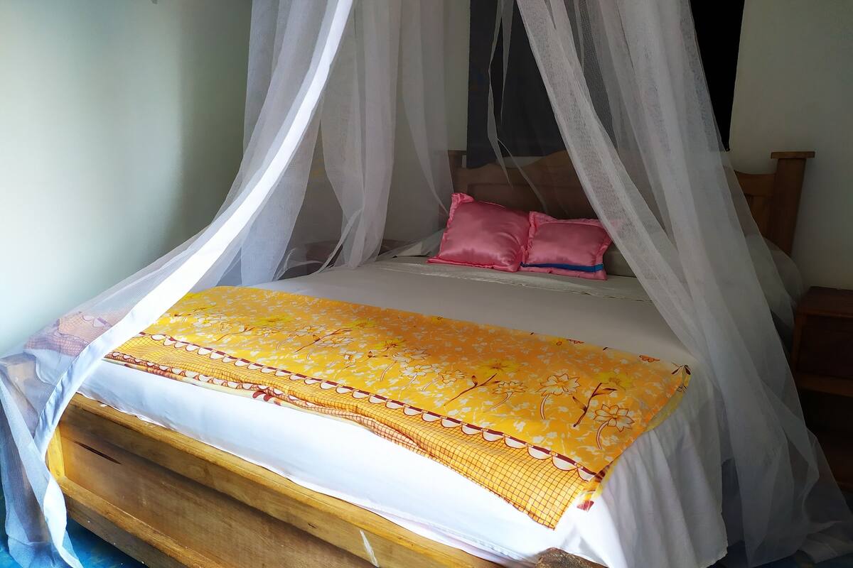 Basic Double Room | In-room safe, WiFi (free), bed sheets