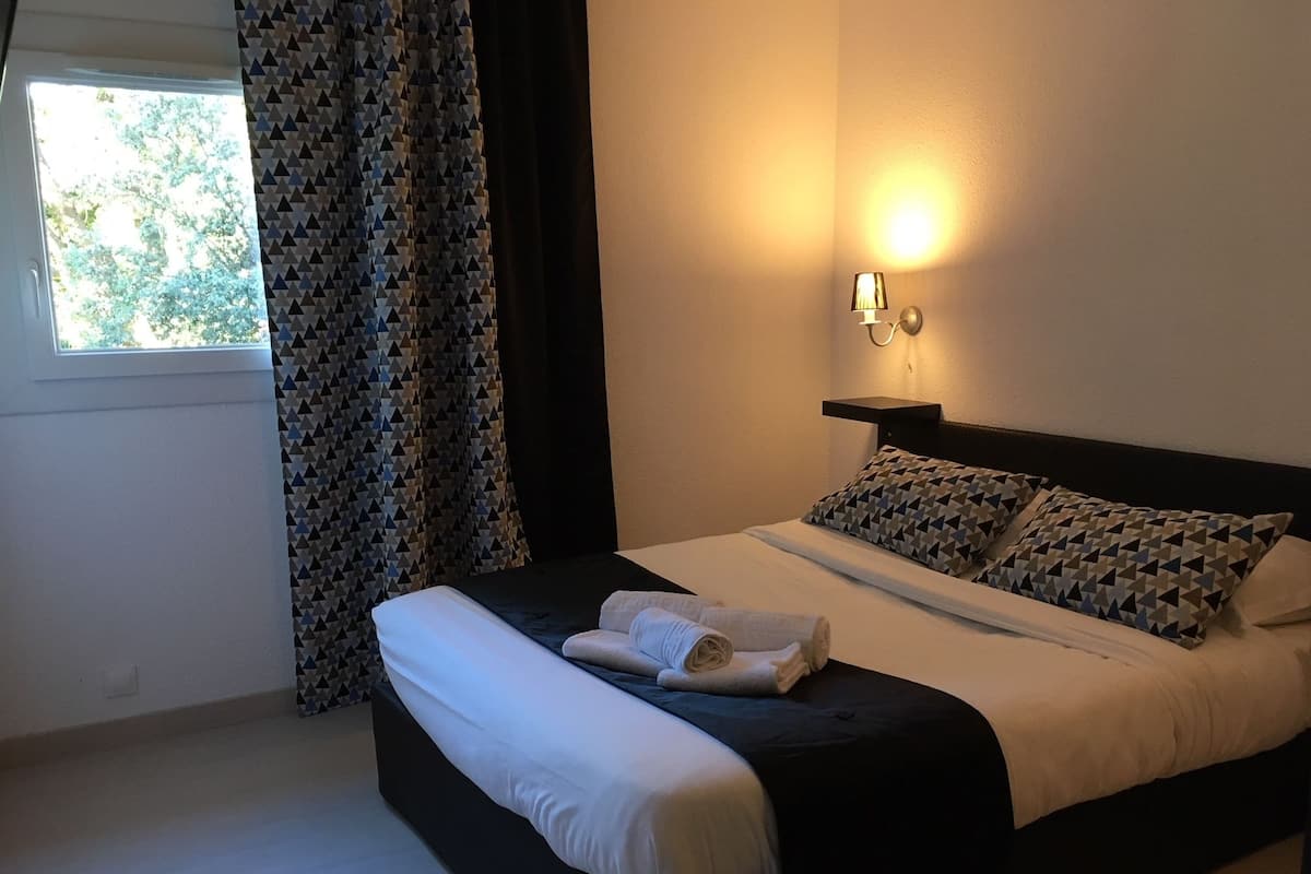 Kamar Double Superior | Seprai premium, meja kerja, dan ruang kerja ramah laptop