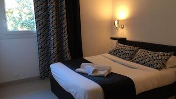 Superior tweepersoonskamer | Luxe beddengoed, een bureau, een laptopwerkplek