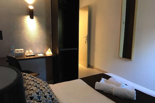 Ropa de cama de alta calidad y escritorio