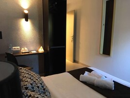 高档床上用品、办公桌、笔记本电脑工作区、遮光窗帘