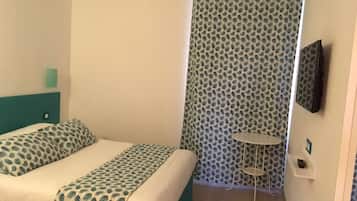 Luxe beddengoed, een bureau, een laptopwerkplek