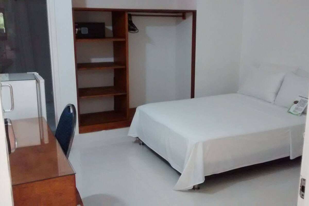 Camera singola | Minibar, una cassaforte in camera, una scrivania, tende oscuranti