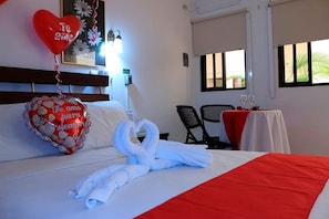 Superior-huone | Minibaari, tallelokero huoneessa, työpöytä, pimennysverhot