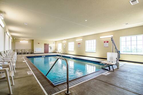 Indoor pool, sun loungers