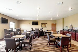 Free daily self-service breakfast  - Cobblestone Hotel & Suites - Paxton (Paxton)