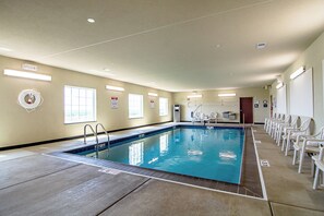 Indoor pool, sun loungers - Cobblestone Hotel & Suites - Paxton (Paxton)