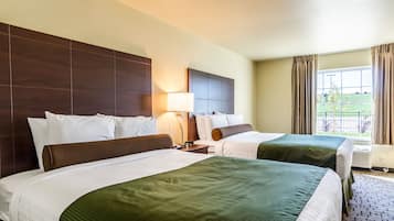 Kamer, 2 queensize bedden, niet-roken | Een kluis op de kamer, een bureau, een laptopwerkplek