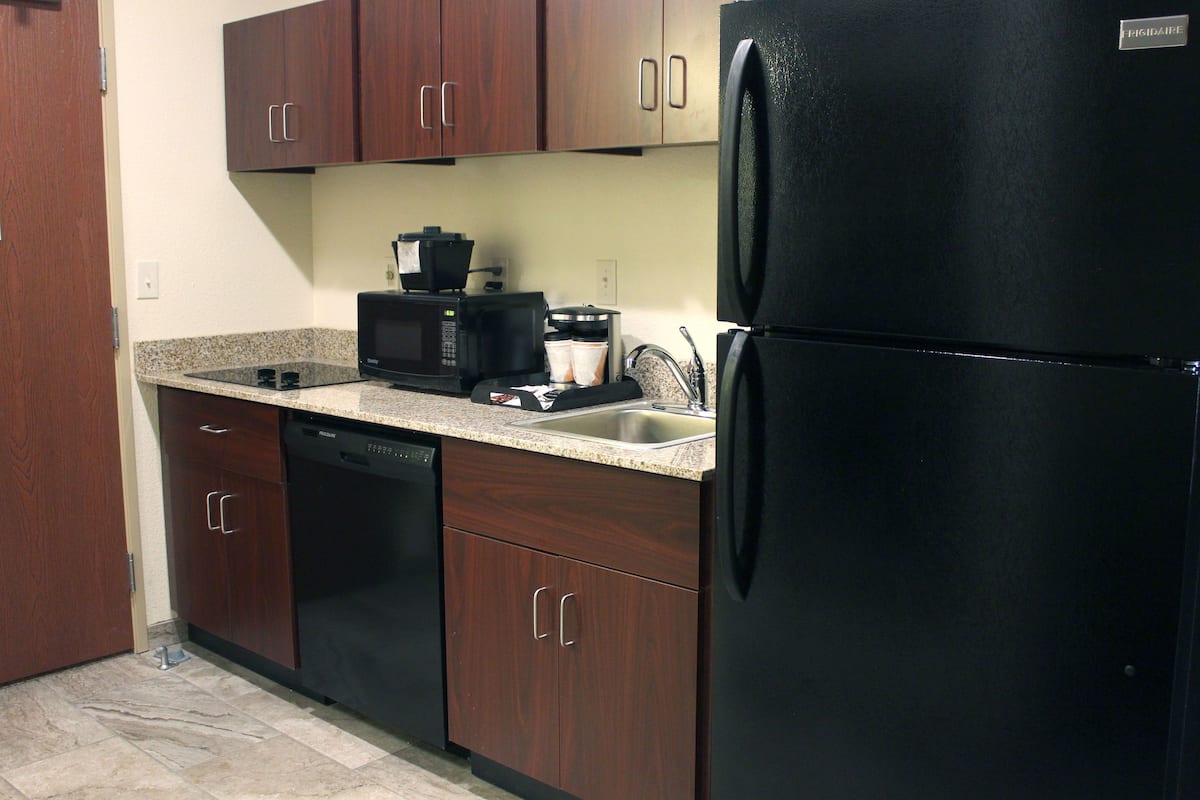 suite, 1 king bed with sleeper sofa, non smoking | private kitchenette | fridge, microwave, coffee/tea maker