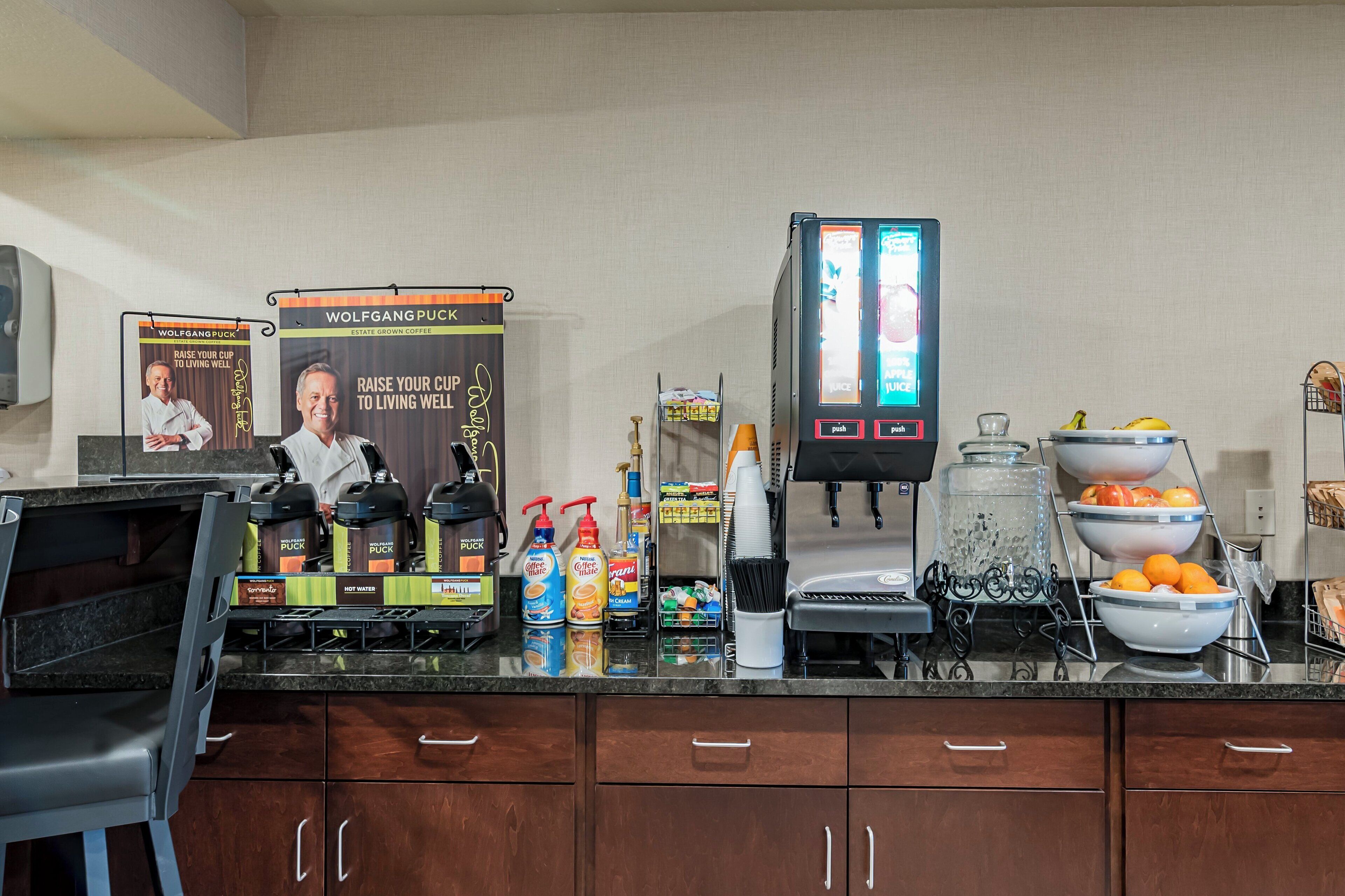Un comptoir de cuisine avec des machines à café, des condiments et une machine à café.