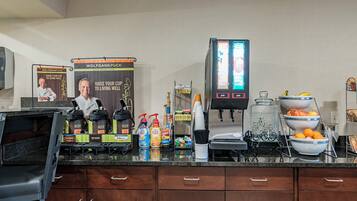 Un comptoir de cuisine avec des machines à café, des condiments et une machine à café.