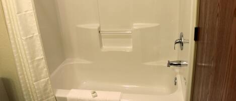 Un baño con bañera, ducha y retrete.
