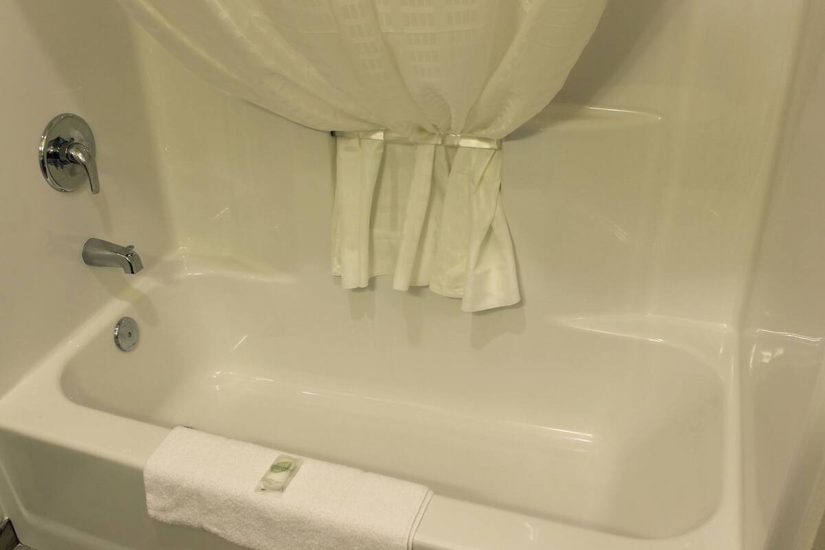 room, 1 king bed, non smoking | bathroom | hair dryer, towels