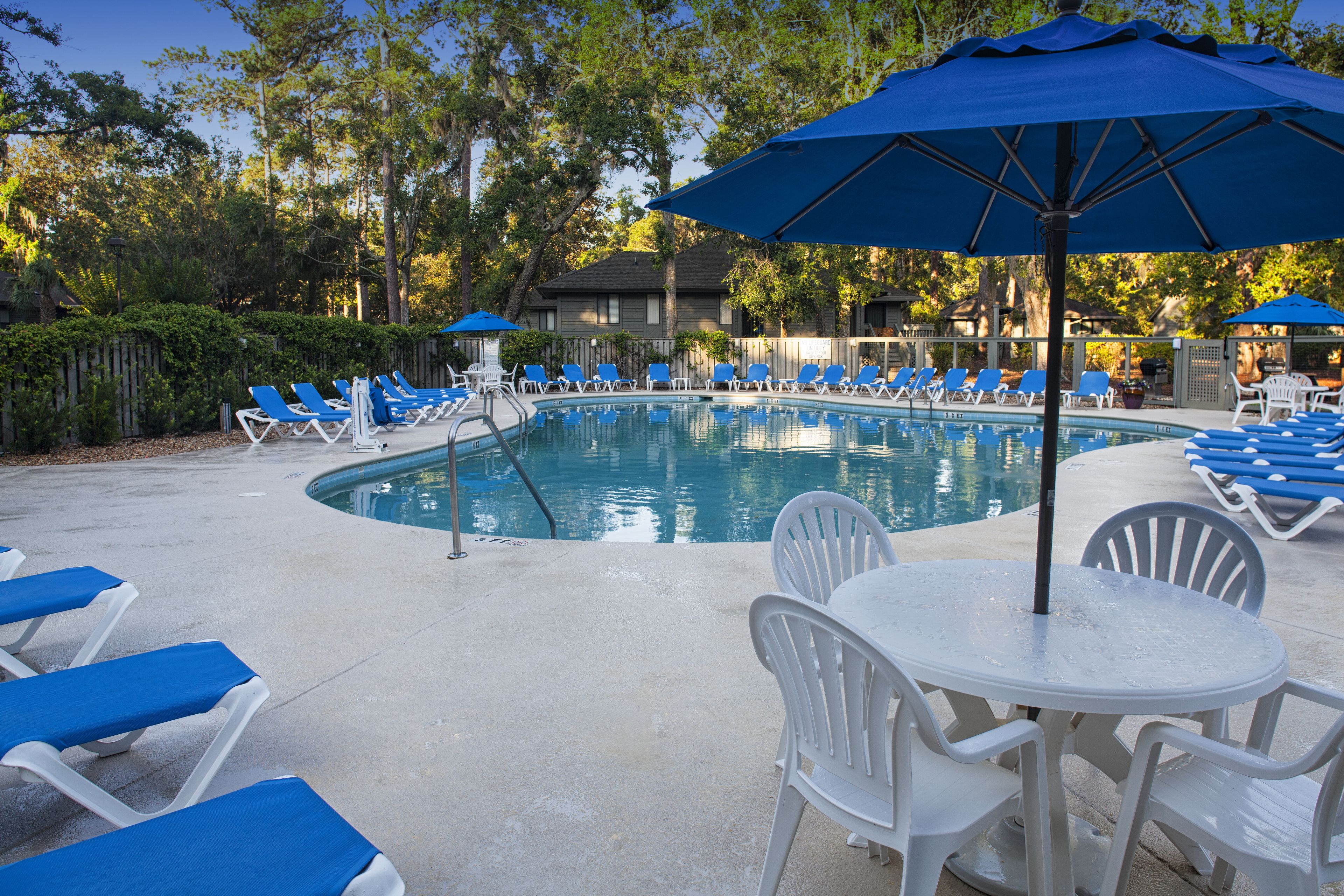 Outdoor pool, pool umbrellas, sun loungers