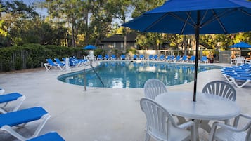 Piscine extérieure, parasols de plage, chaises longues