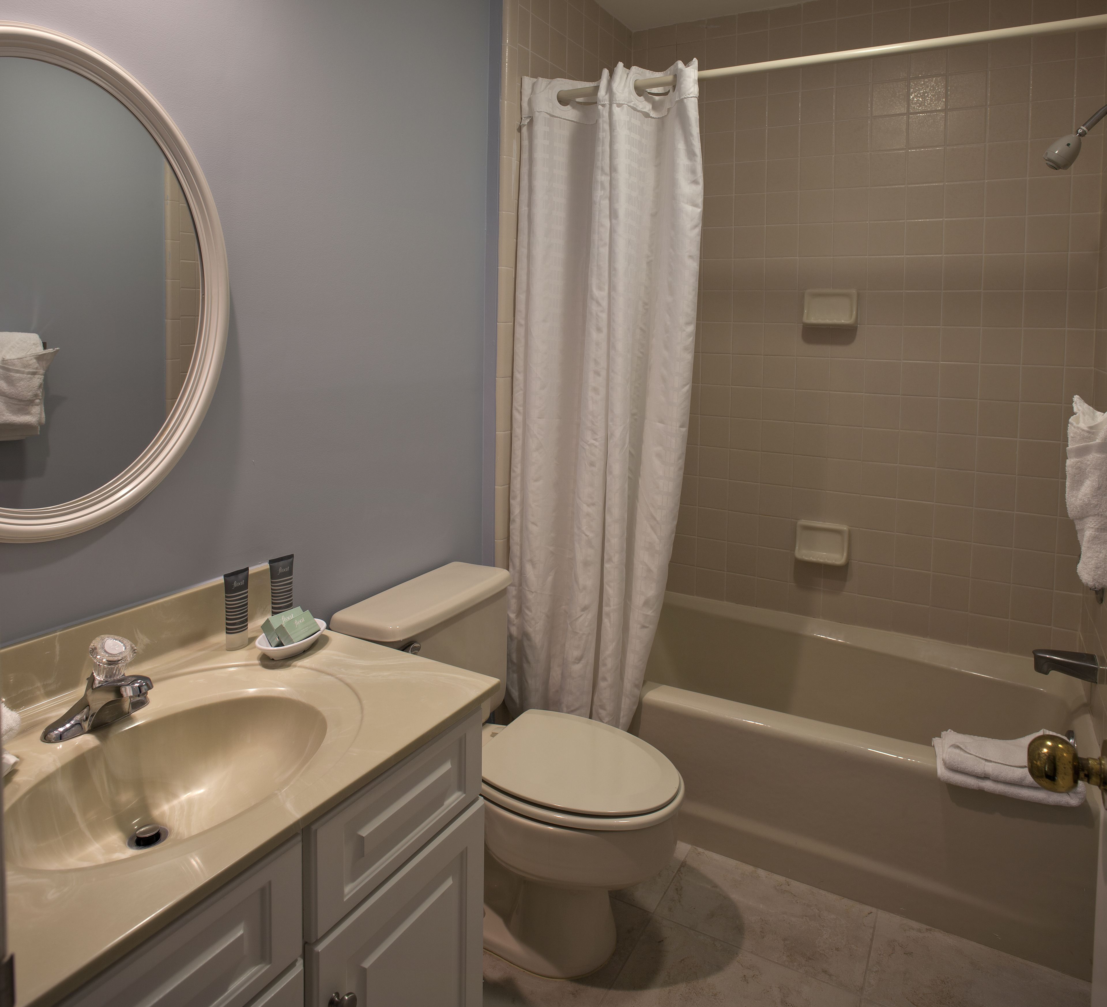 Un baño con lavabo, inodoro y bañera.