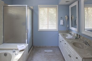 Combined shower/bathtub, free toiletries, hair dryer, towels - Carolina Club by Spinnaker Resorts (Hilton Head Island)