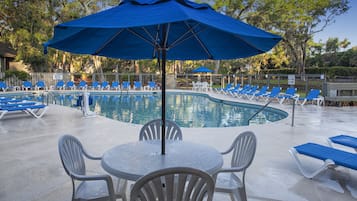 Hồ bơi ngoài trời, dù/ô trên bãi biển/hồ bơi, ghế dài tắm nắng