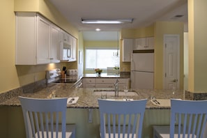 Fridge, microwave, oven, stovetop - Carolina Club by Spinnaker Resorts (Hilton Head Island)