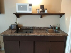 Double Room, 2 Queen Beds, Kitchenette | Private kitchenette | Fridge, microwave - Alaskan Motel (Fox Creek)