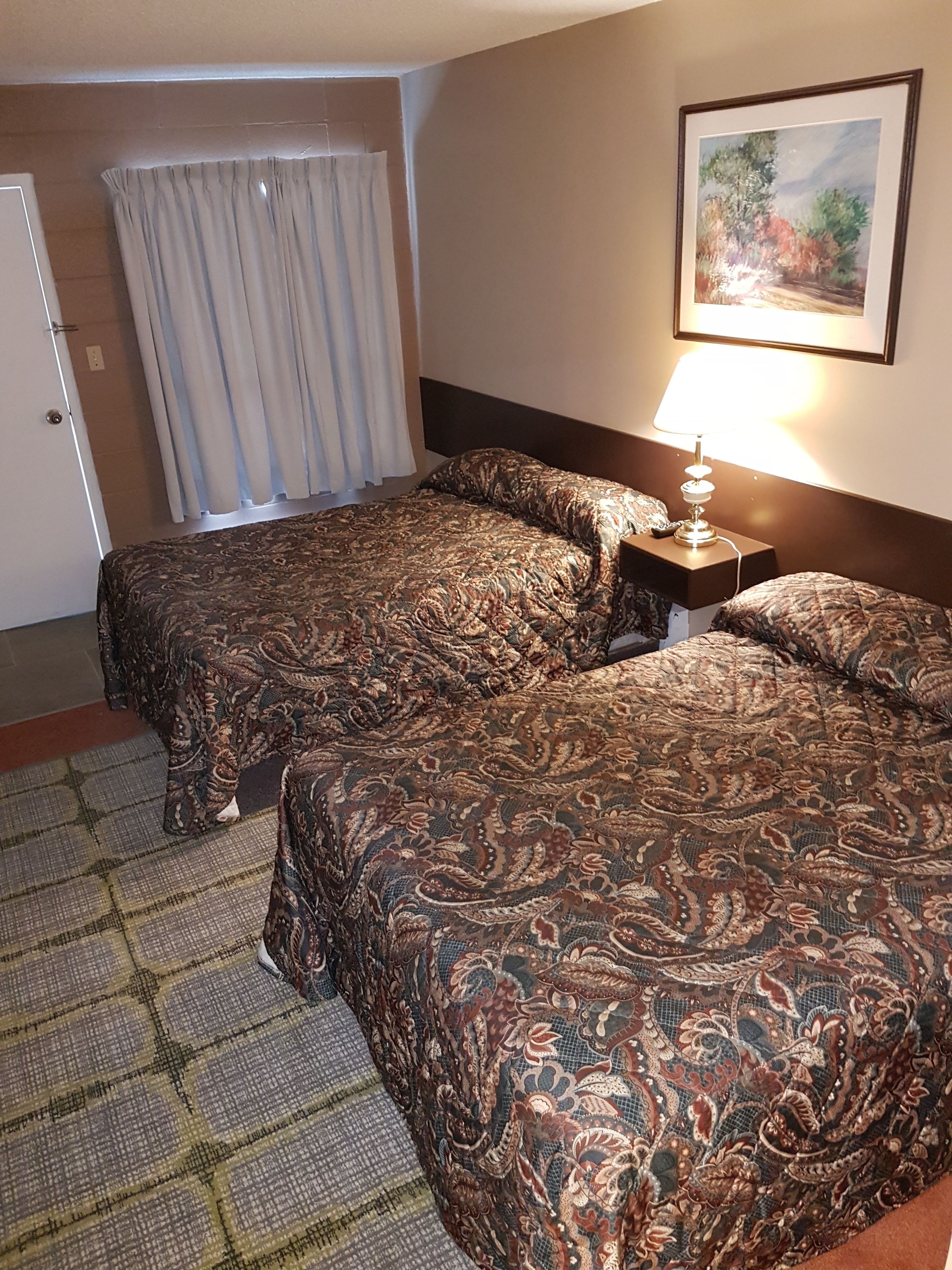 Double Room, 2 Queen Beds, Kitchenette | Desk, free WiFi