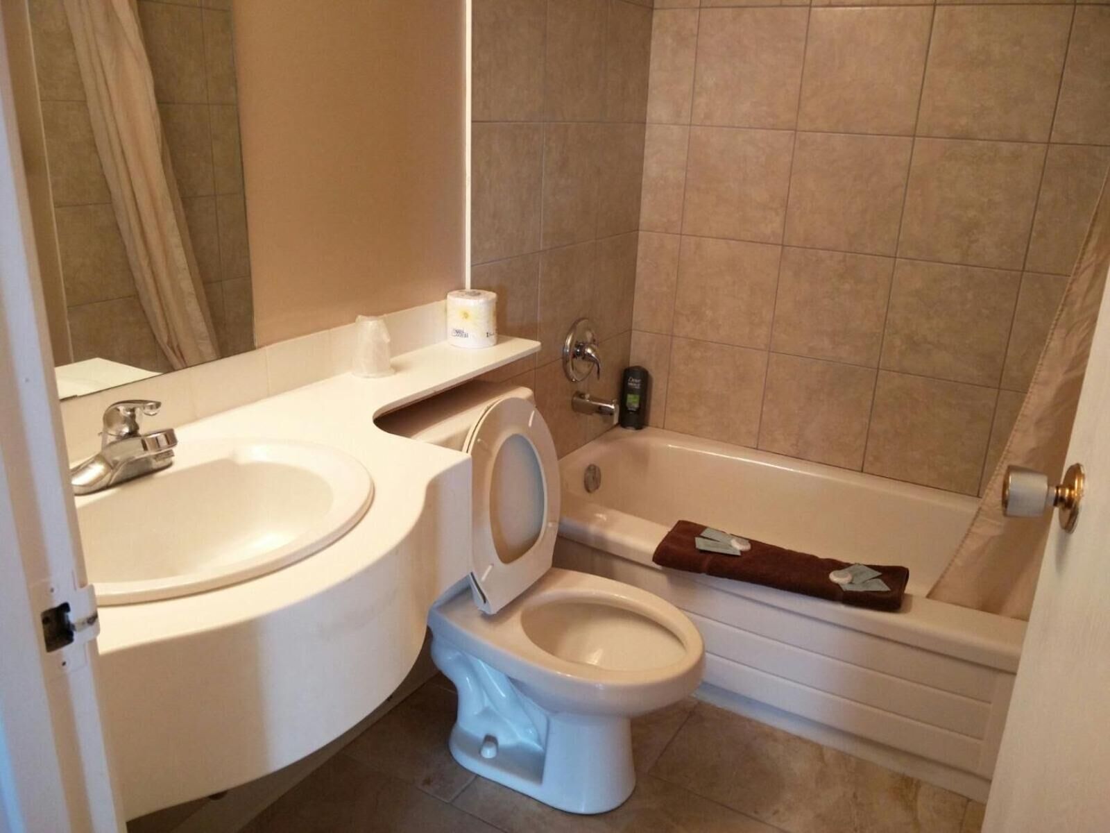Un baño con inodoro, lavamanos y bañera.