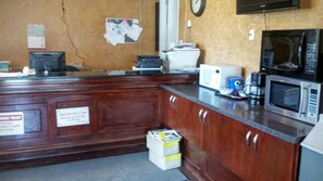 Fridge, microwave - Alaskan Motel (Fox Creek)