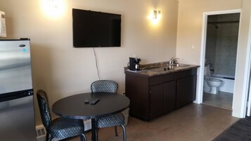 办公桌、免费 WiFi