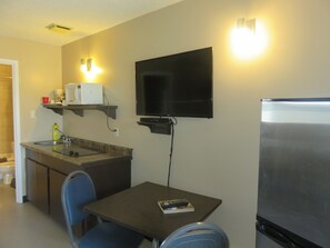 Double Room, 2 Queen Beds, Kitchenette | Private kitchenette | Fridge, microwave - Alaskan Motel (Fox Creek)