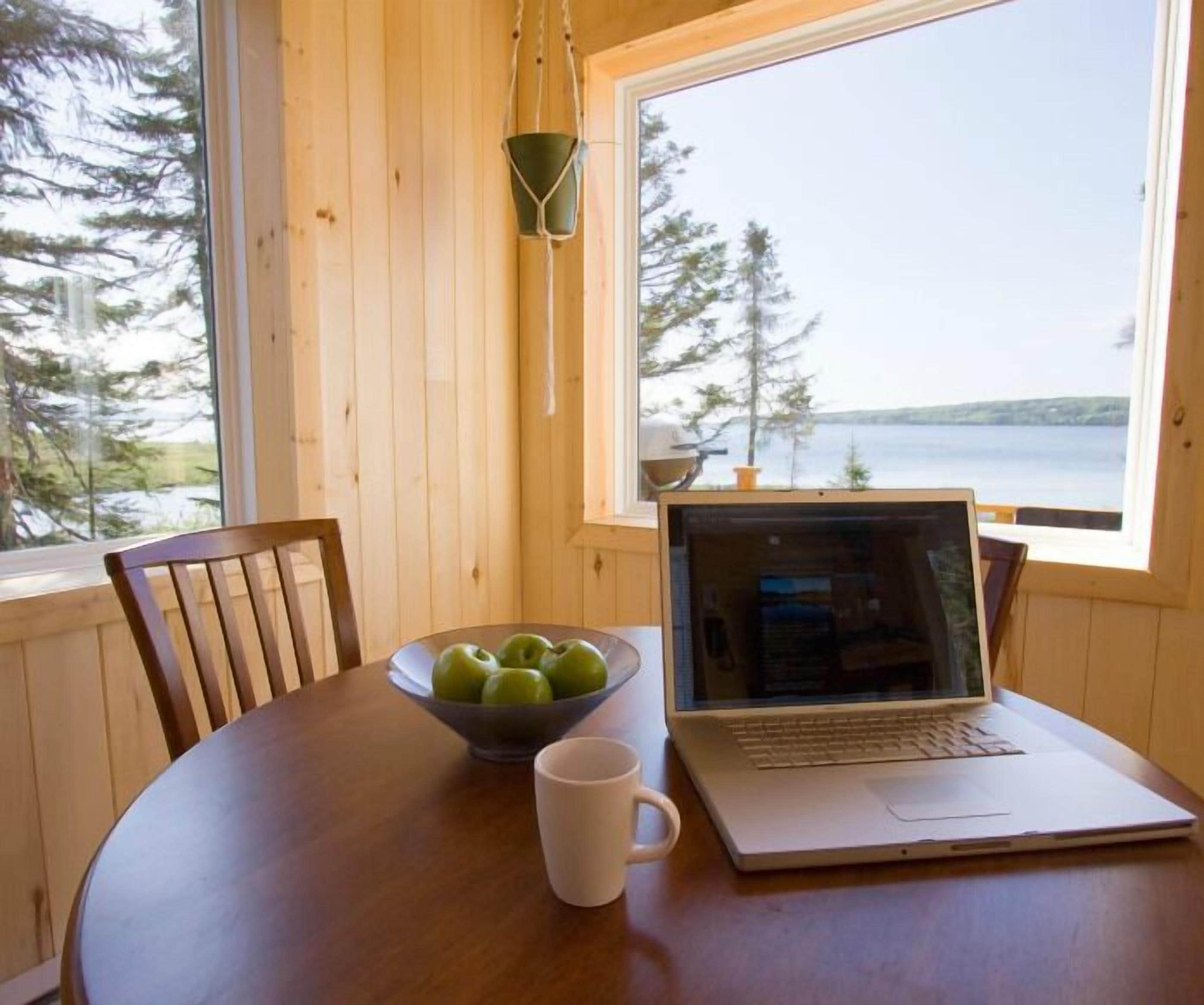 Standard Chalet, 2 Bedrooms, Bay View (L'Églantier) | In-room dining