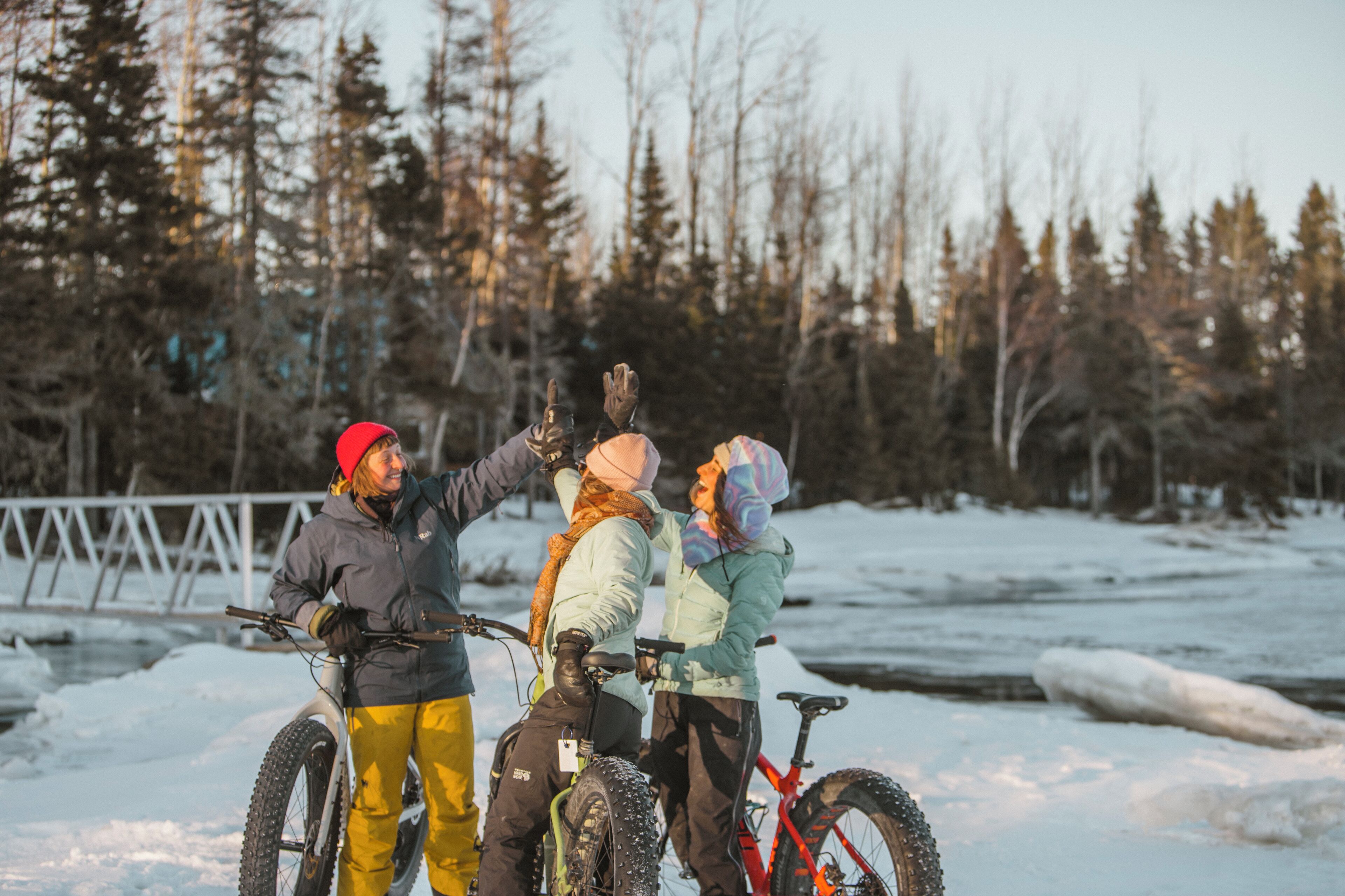 Un grupo de personas en bicicleta en un entorno nevado al aire libre.