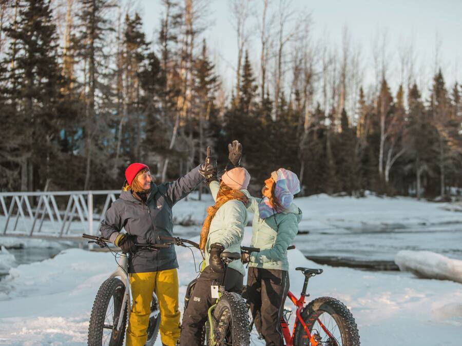 Un grupo de personas en bicicleta en un entorno nevado al aire libre.