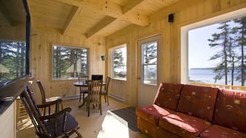 Standard Chalet, 2 Bedrooms, Bay View (L'Églantier) | Ruang tamu | 36 inci televisyen skrin rata dengan kabel, TV, perkhidmatan penstriman