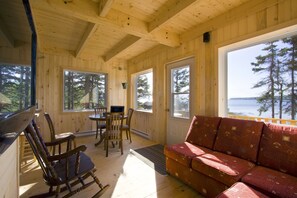 Standard Chalet, 2 Bedrooms, Bay View (L'Églantier) | Living room