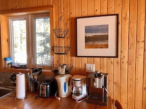 Refrigerador con congelador, microondas, horno y cafetera y tetera
