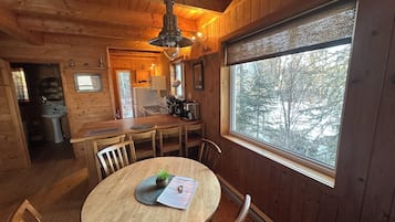 Full-size fridge, microwave, oven, coffee/tea maker