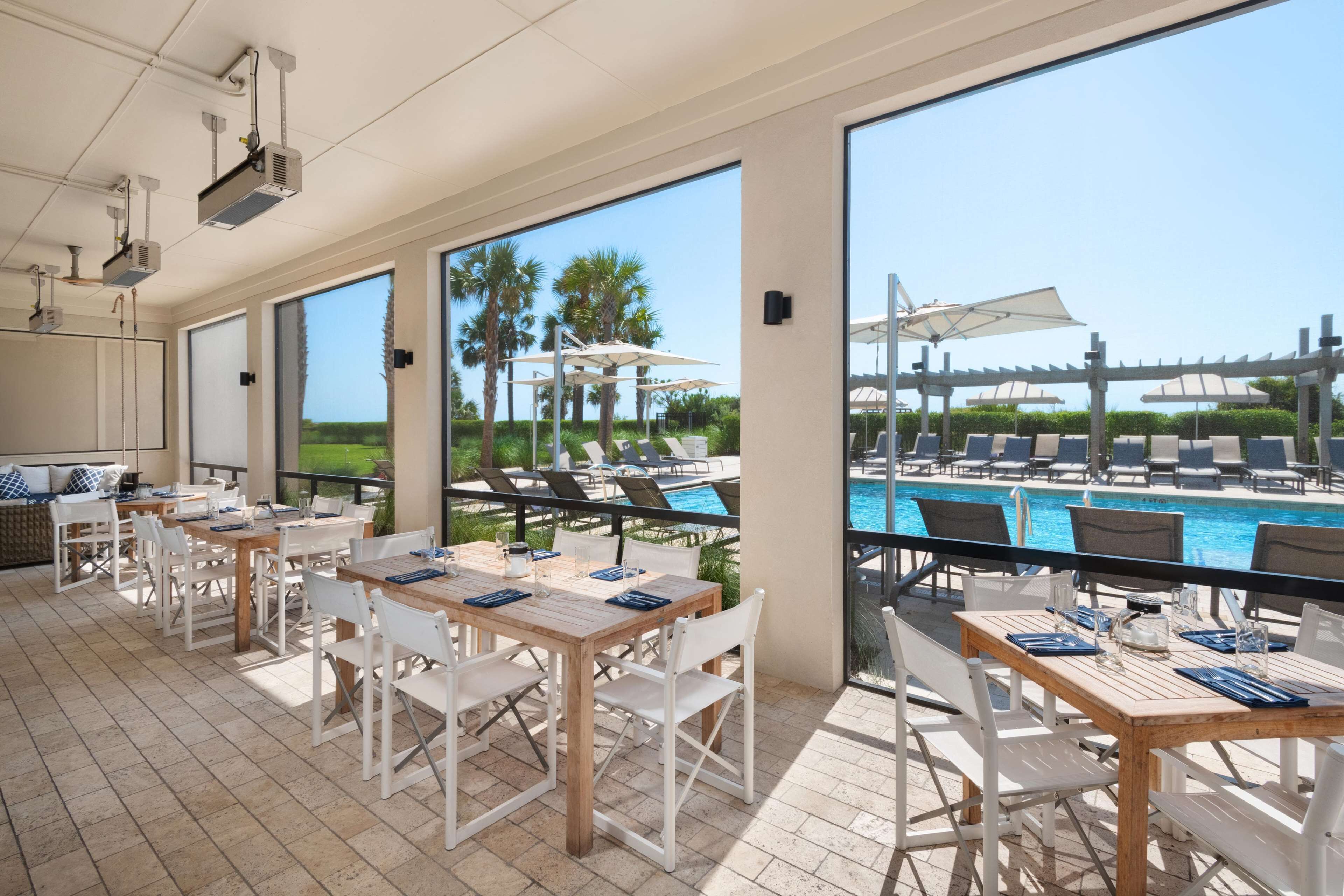 5 restaurantes; se sirve desayuno, almuerzo y cena; mariscos