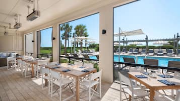 5 restaurants, breakfast, lunch, dinner served; seafood