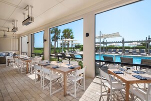 5 restaurants, breakfast, lunch, dinner served; seafood