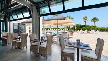 5 restaurants; breakfast, lunch, and dinner served