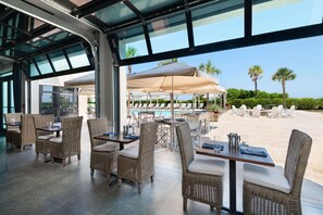 5 restaurantes; se sirven desayunos, almuerzos, cenas y marisco 
